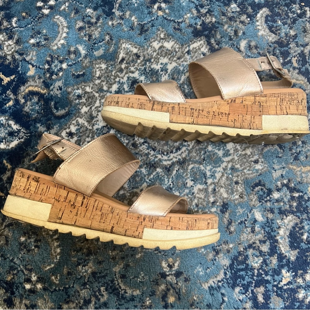 Steve Madden Rose Gold Sandals in Size 8